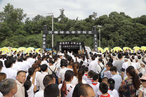  老家河南网-她为学生挺身挡“飞车” 四千余人送别李芳老师